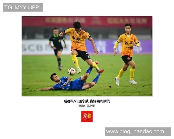 精彩瞬间定格在绿茵场上两张足球照片展现激情与团队精神 精彩瞬间定格在绿茵场上两张足球照片展现激情与团队精神