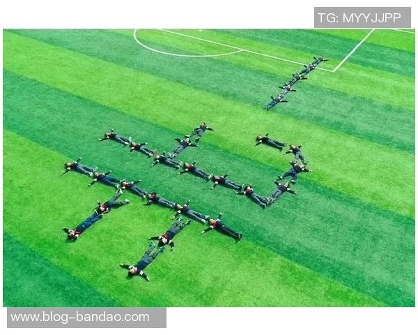 足球三屏全景呈现让你身临其境体验比赛的每一刻 足球三屏全景呈现让你身临其境体验比赛的每一刻